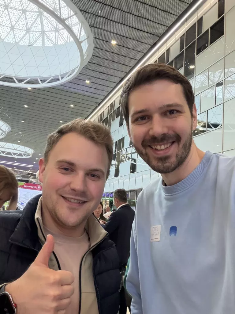 Дмитрий Беговатов общается со стартапером на Startup Village 2026