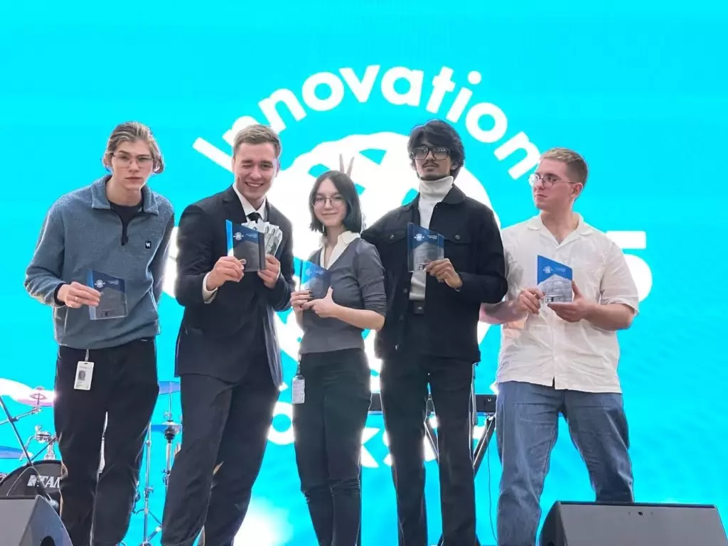 Команда-победитель Lumio на сцене Skoltech Innovation Workshop с наградами — пять человек, которые сделали сервис автоматических откликов на вакансии