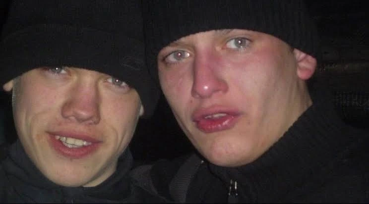 Популярный мем с двумя парнями в черных шапках, смотрящих прямо в камеру — иллюстрация к статье о том, как фаундеры ошибаются, считая рынок сверху, вместо поиска реальных денег.