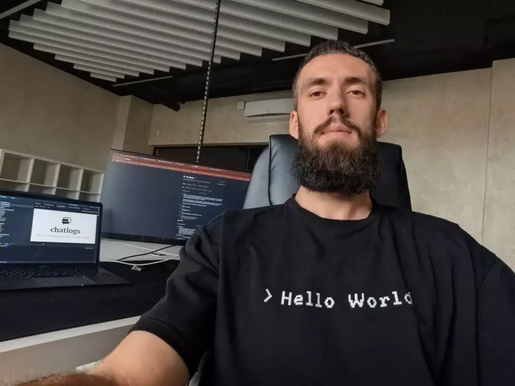 Мне надоело делать скриншоты и я написал бота Chatlogs, чтобы пересылать переписку ссылкой