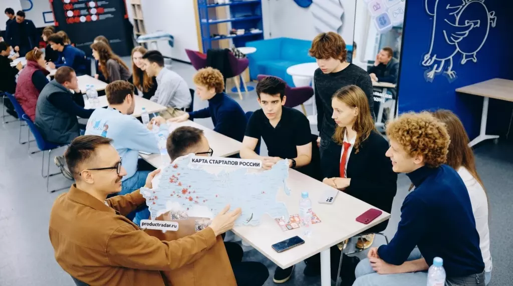 Эксперт Product Radar консультирует студента ВШЭ по идее стартап-проекта на предпринимательском квесте