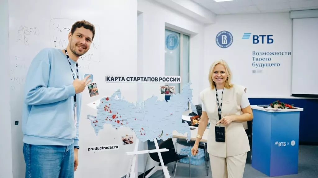 Основатель Радара Дима Беговатов и озотник Радара Людмила Булавкина презентуют офлайн-версию Карты стартапов России на фестивале Экстра