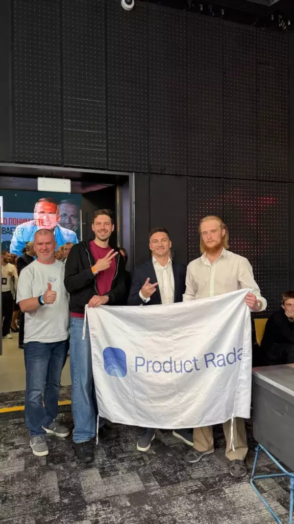 Команда «Тулбокс» и Дмитрий Беговатов с флагом Product Radar на «Арены Единорогов» Оскара Хартмана после выступления — радаровцы поддерживают резидента