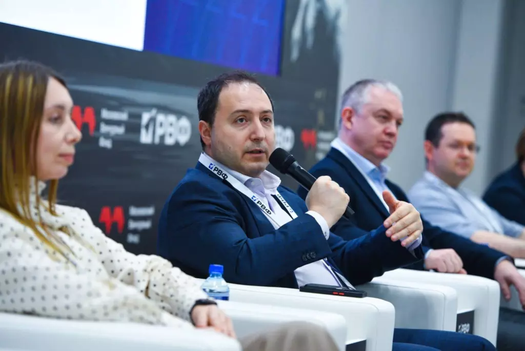 Директор по развитию цифрового бизнеса X.Технологий «Ростелекома» Дмитрий Рейдман выступает на панельной дискуссий