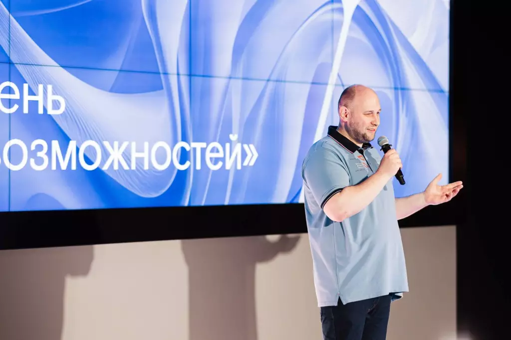 Основатель Corteos Дмитрий Маркин выступает на сцене