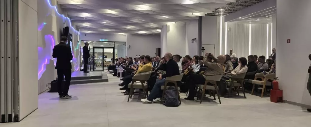 Полный зал зрителей и инвесторов слушает быстрые питчи стартапов в московском инновационном кластере «Ломоносов»